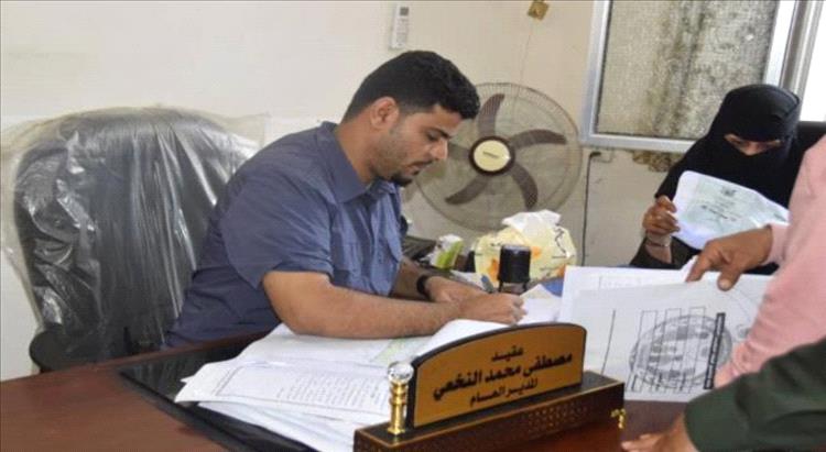 مدير الأحوال المدنية بعدن يحث المواطنين على استخراج البطاقة الذكية ويؤكد: "مواصفات عالية تضمن الحماية من التزوير"