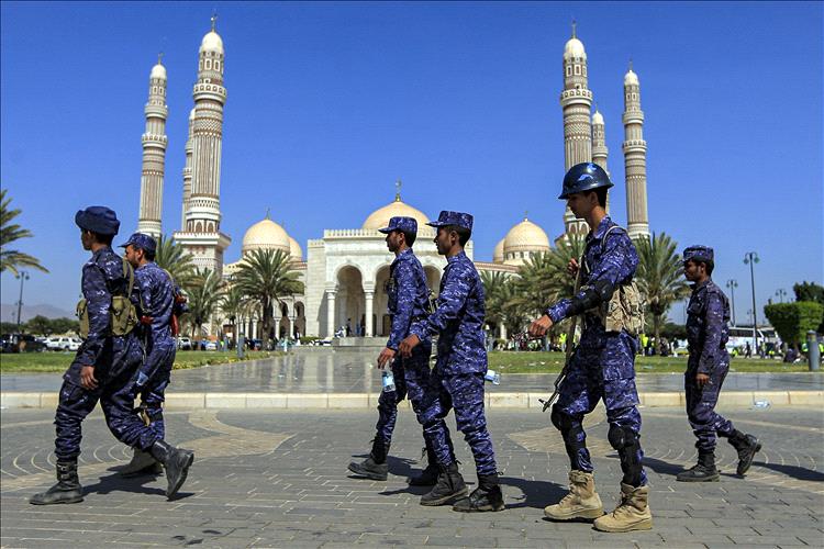 تقرير حقوقي: جماعة الحو،ثي تستخدم المختطفين دروعًا بشرية