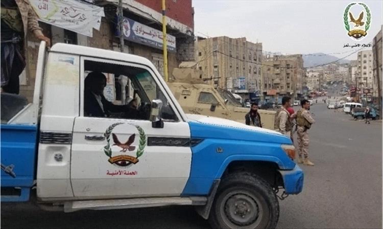 شرطة تعز تلقي القبض على متهماً في قضية شروع بالقتل