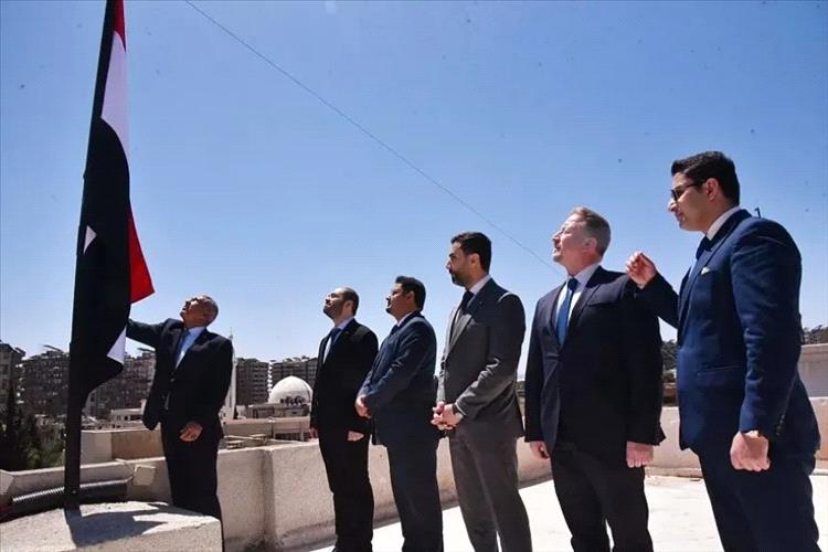 علم بلادنا يرفرف مجددا فوق سفارة اليمن في العاصمة السورية دمشق