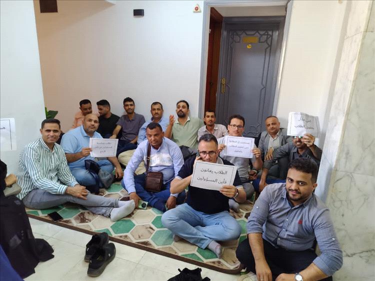 طلاب اليمن المبتعثون يهاجمون الحكومة ويطالبون بإقالتها لصمتها عن معاناتهم في الخارج