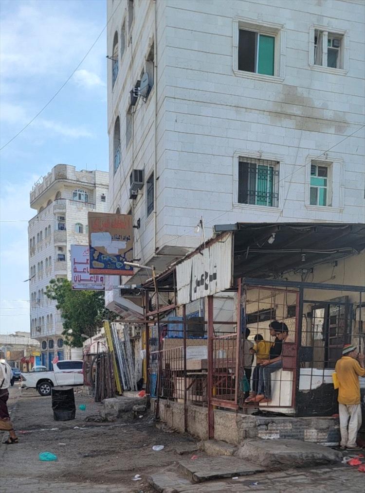 زحام شديد على محلات بيع الثلج في عدن بسبب انقطاعات الكهرباء