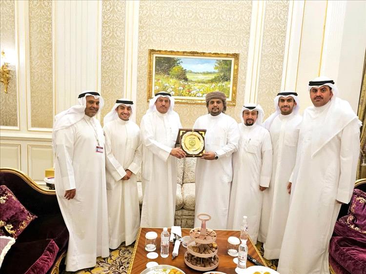 رئيس جامعة المهرة يكرّم رئيس مجلس أمناء الجامعة الدولية تقديراً لاستضافة المؤتمر الـ57 لاتحاد الجامعات العربية