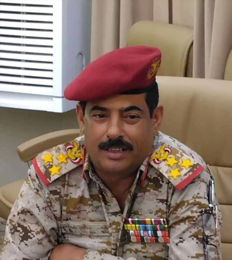 العميد المزمبر يعزي اللواء سلطان العرادة