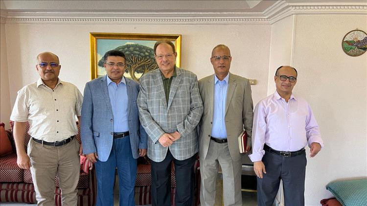 الرئيس علي ناصر محمد يلتقي وفد المجلس الاعلى للمقاومة الشعبية بالقاهرة