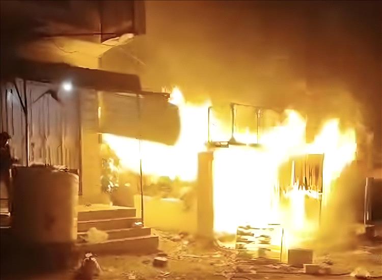 حريق ضخم يدمر محال تجارية في سوق العين بريف تعز