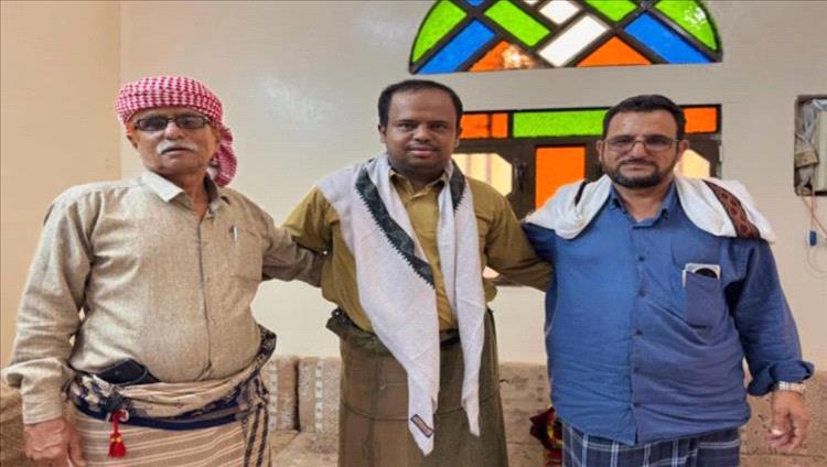 وفد من نقابة الصحفيين الجنوبيين بشبوة يزور الجريح عبدالكريم البرحي أحد أبطال معركة تحرير بيحان