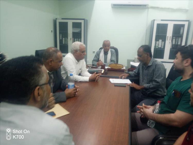 برئاسة وكيل  أبين الجحما.. إتمام التسليم والتسلم بين المديرالسلف والخلف لمشفى الرازي بأبين