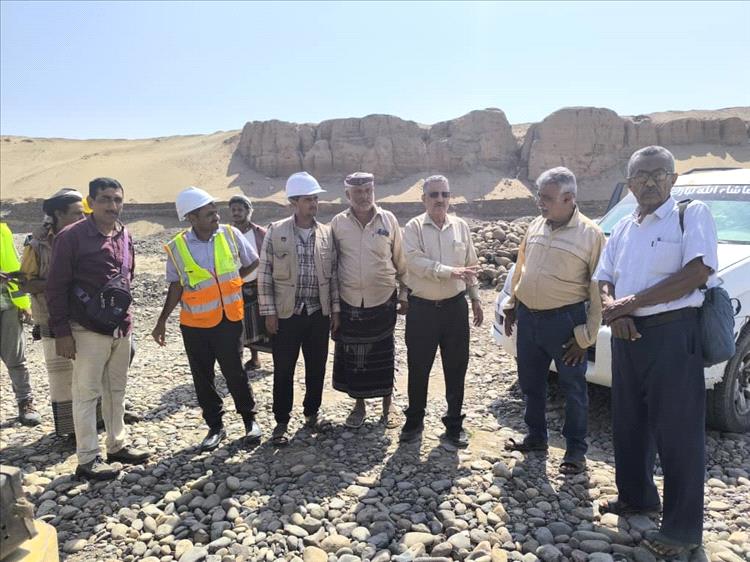 وكيل وزارة الزراعة والري يتفقد أعمال الدفاعات الجابونية لحماية مجرى وادي صغير بلحج