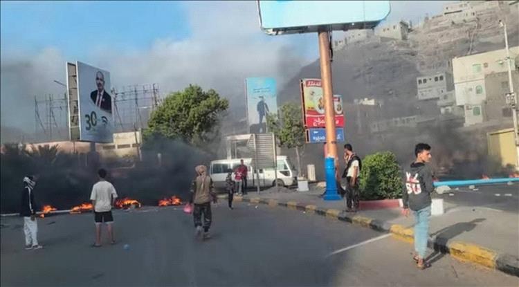 احتجاجات غاضبة في كريتر بعدن بسبب استمرار انقطاع الكهرباء لساعات طويلة