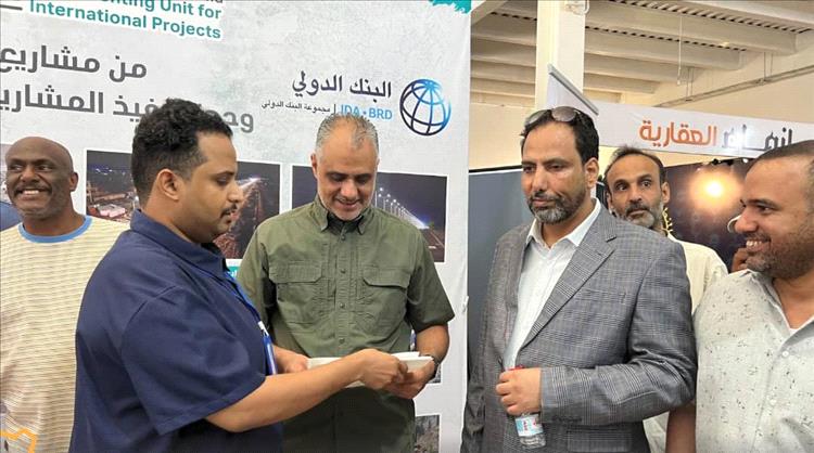بمعية باهرمز.. رئيس صندوق صيانة الطرق يزور معرض عدن الثاني للاعمار والبناء