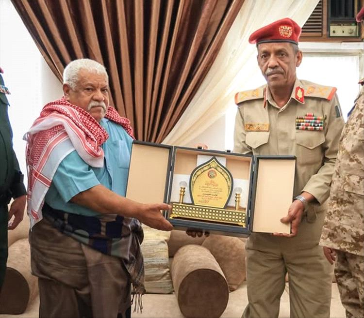 قائد المنطقة العسكرية الثانية يكرّم اللواء الركن عبدالرحيم عتيق بدرع الوفاء