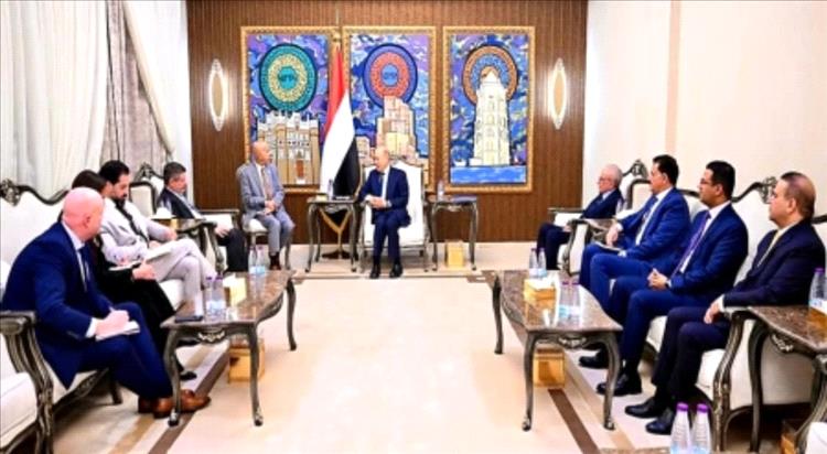 الرياض: الرئيس اليمني يدعو لتعزيز الشراكات الإقليمية والدولية لتأمين الممرات المائية