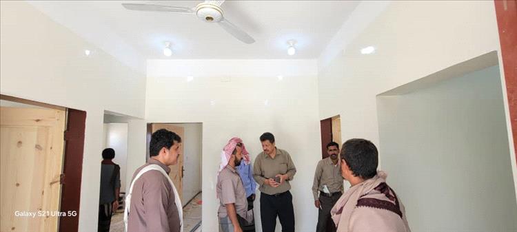 مدير عام رضوم بمحافظة شبوة يطلع على الأعمال النهائية في مشروع الوحدة الصحية بمنطقة باصفاق