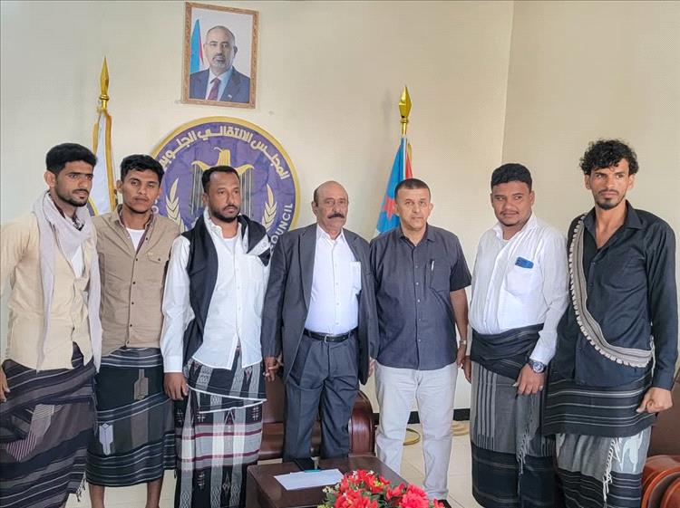 رئيس تنفيذية انتقالي شبوة يلتقي مدير مكتب الشباب بالمحافظة وأعضاء من مبادرة شباب مدينة عزان