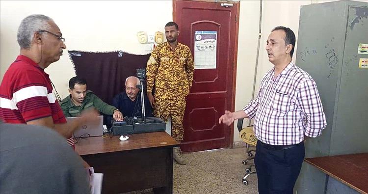 الشعبي يشيد بجهود مصلحة الأحوال المدنية في تقديم خدماتها لموظفي الصحة بعدن