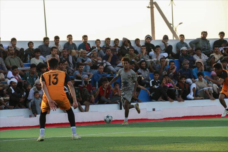 الصمود نصاب يقصي دفاع شبوة بالترجيح ويبلغ نهائي دوري شهداء الجنوب لمواجهة شباب عياذ في عرس رياضي مهيب