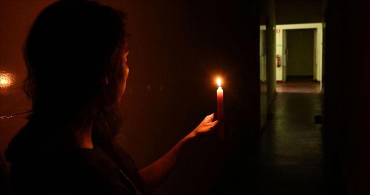 الإسبان والبرتغاليون يقضون يومًا كاملًا بدون كهرباء: تجربة فريدة من نوعها