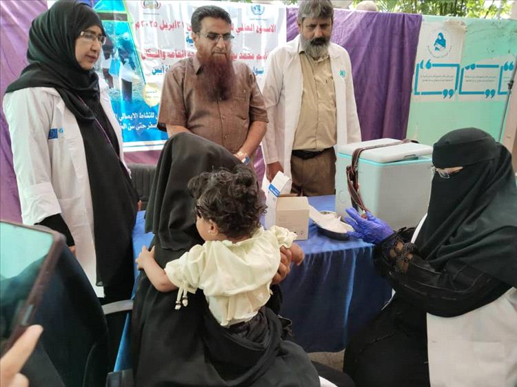 مدير عام مكتب الصحة بأبين يدشن حملة التحصين بمركز الامومة والطفولة