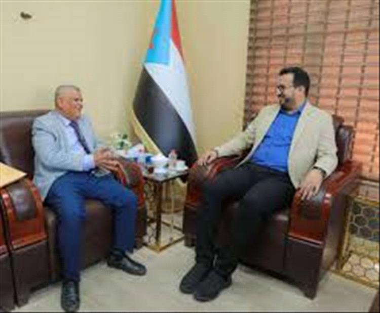 عميد كلية الإعلام عزيبان يهنئ العولقي