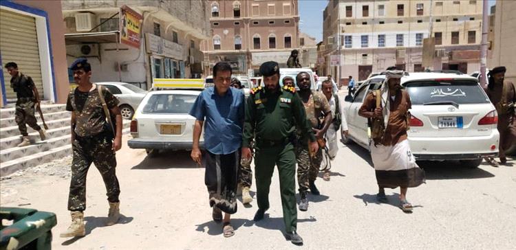 مدير عام مديرية القطن رئيس المجلس المحلي و مدير عام الأمن بالوادي و الصحراء يتجولان في شوارع و أسواق مديرية القطن