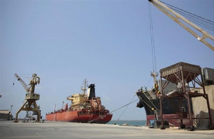 الحوثي يواصل احتجاز سفن وبحارة في ميناء رأس عيسى والحكومة تدين