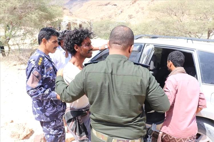 أمن حضرموت يلقي القبض على المتهمين بالاعتداء على بائع آيسكريم ويباشر الإجراءات القانونية