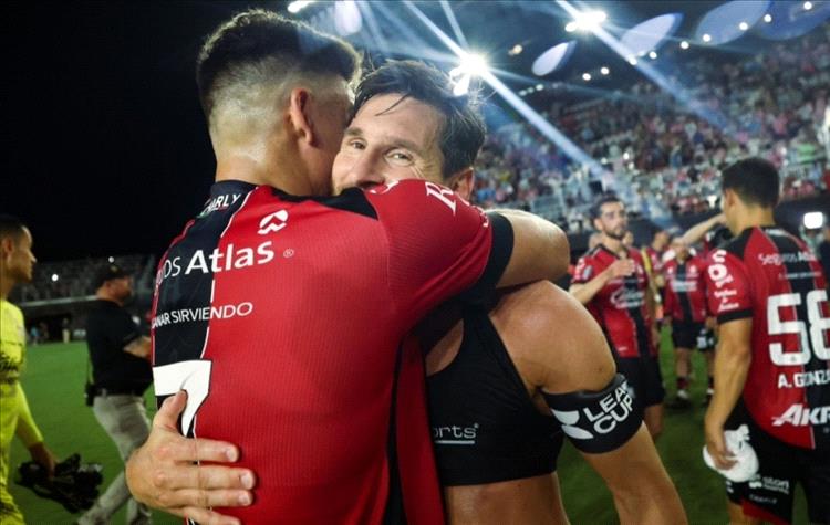 ميسي يعتذر ويهدي قميصه لمنافسه المكسيكي بعد مباراة درامية