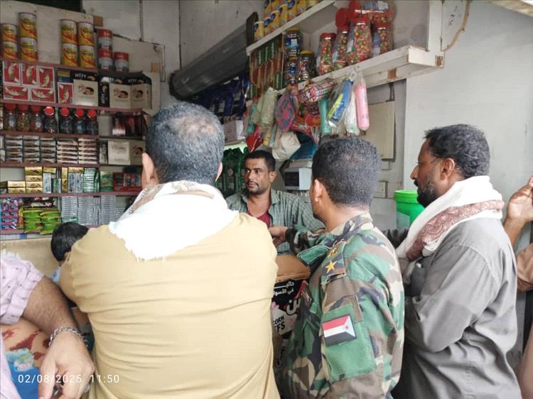 اليوسفي والمعلم ينفذان حملة ميدانية على المحال التجارية والصرافات ويغلقان عددًا منها