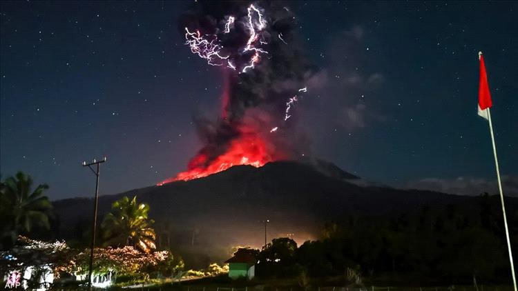 بركان يطلق رمادا في سماء إندونيسيا على ارتفاع 10 كيلومترات
