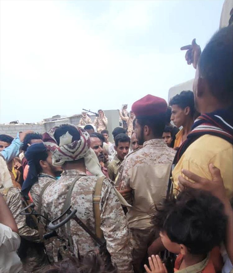 قوات الحملة الأمنية تنفذ نزول ميداني لضبط أسعار المواد الغذائية، بمخيم خرز بمضاربة لحج.