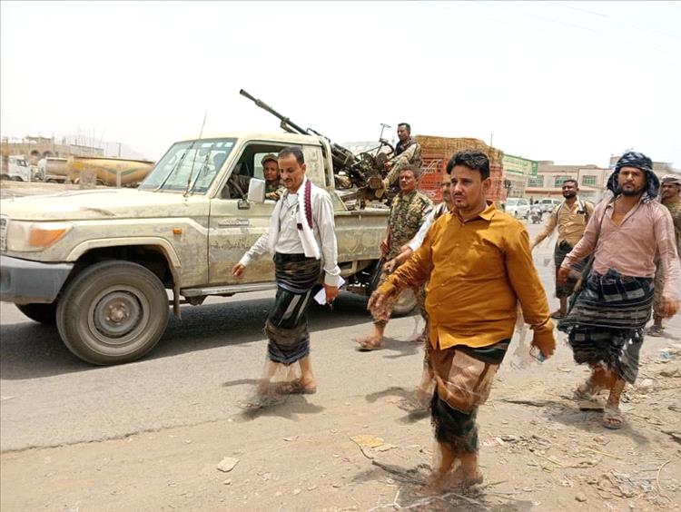 مدير الصناعة والتجارة والانتقالي بالمسيمير ينفذان حملة ميدانية بمشاركة أمنية لضبط الأسعار في أسواق المديرية