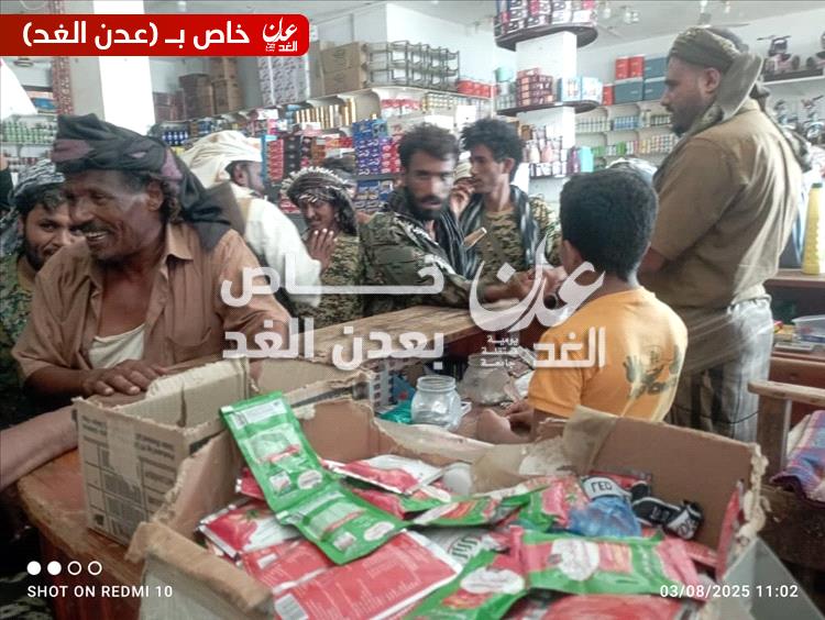 المدير العام لمديرية أحور ينفذ نزولًا ميدانياً للمحال التجارية ومحطات الوقود لضبط الأسعار