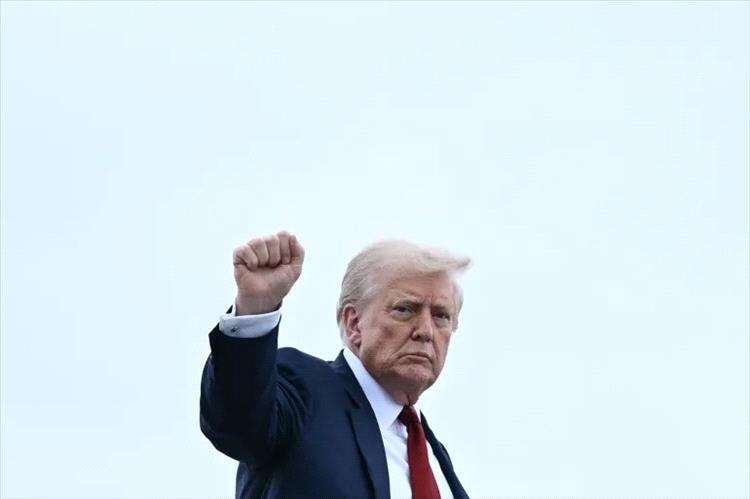 إيكونوميست: ترامب لن يسمح للعالم بالتخلص من رسومه الجمركية