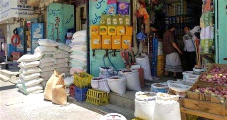 رغم تحسن الصرف.. أسعار السلع تواصل الارتفاع في مدينة الشعب بعدن دون رقابة