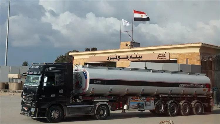 لأول مرة منذ 5 أشهر.. شاحنتا وقود تدخلان غزة من معبر رفح
