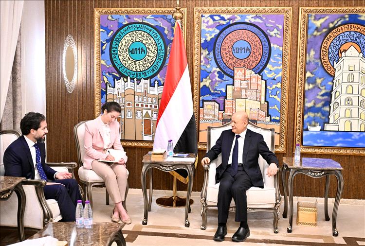 رئيس مجلس القيادة يؤكد اهمية الدعم الدولي لتعزيز مسار الاصلاحات الشاملة