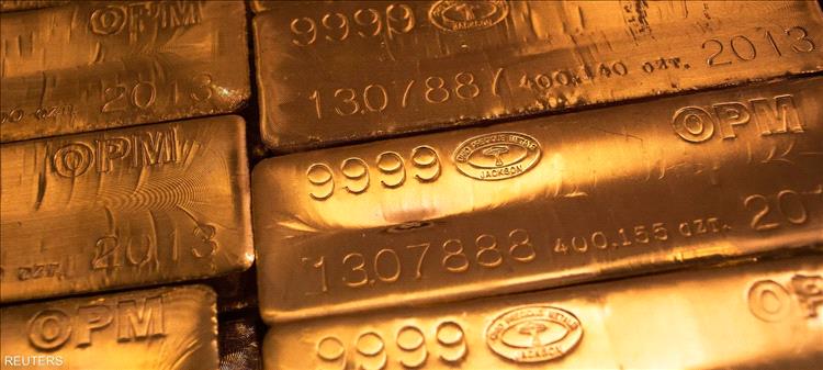 الذهب يفقد بريقه مع صعود الدولار وتراجع مخاوف الرسوم