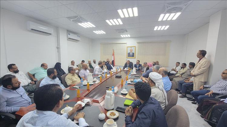وزير الصناعة يناقش مع كبار التجار والمستوردين تخفيض الأسعار وفقاً للمتغيرات السعرية الجديدة