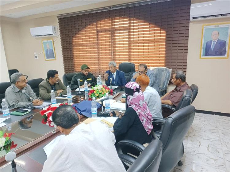 تنفيذي لحج يناقش تكثيف الحملات الميدانية لضبط الأسعار وترتيبات العام الدراسي الجديد