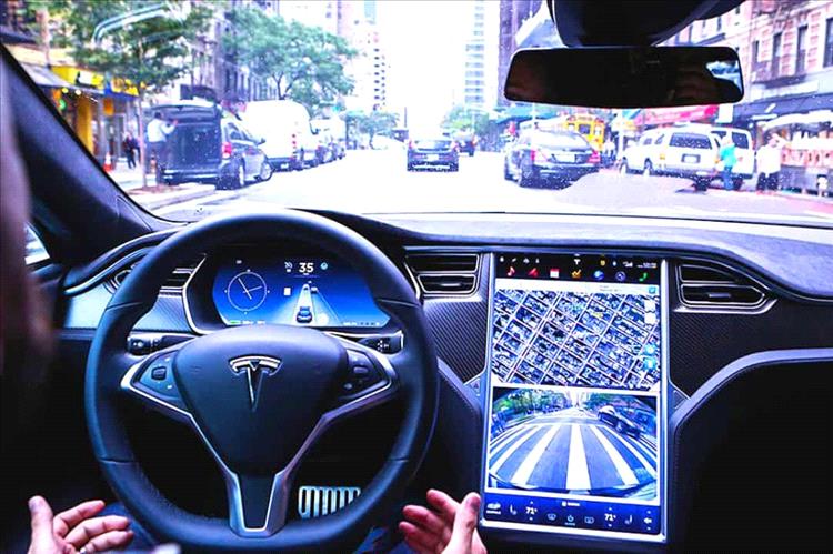 محكمة أمريكية تدين تسلا في أول قضية وفاة بسبب القيادة الذاتية