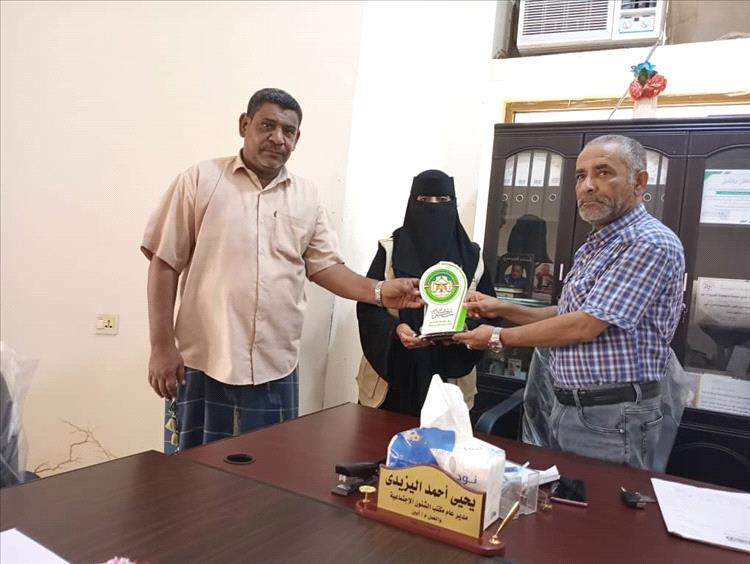 مؤسسة البادية للأعمال الإنسانية تكرم مكتب الشؤون الاجتماعية والعمل بمحافظة أبين