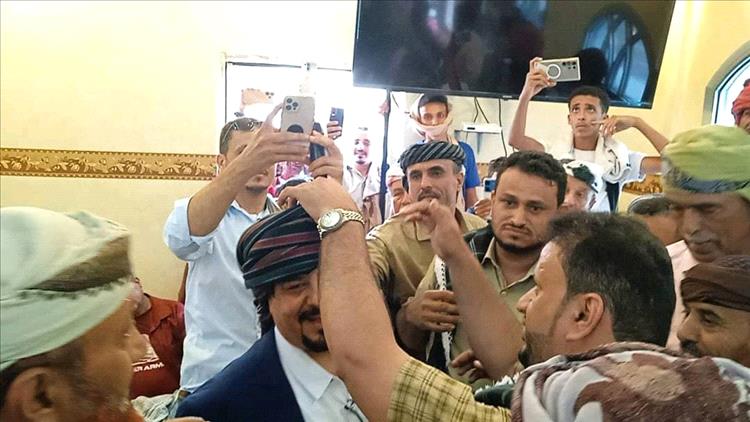 قبيلة آل داؤود بيافع كلد تُنصّب الدكتور أحمد يسلم الداؤودي شيخاً لها خلفاً للراحل الشيخ علي سالم حسين