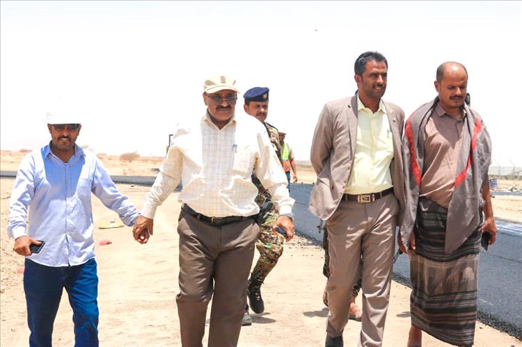 وكيل محافظة شبوة ومدير الأشغال يتفقدان مشروع الطاقة الشمسية واستكمال أعمال الإسفلت