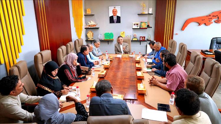 السلطة المحلية في عدن تقر رفع حافز المعلمين إلى 50 ألف ريال