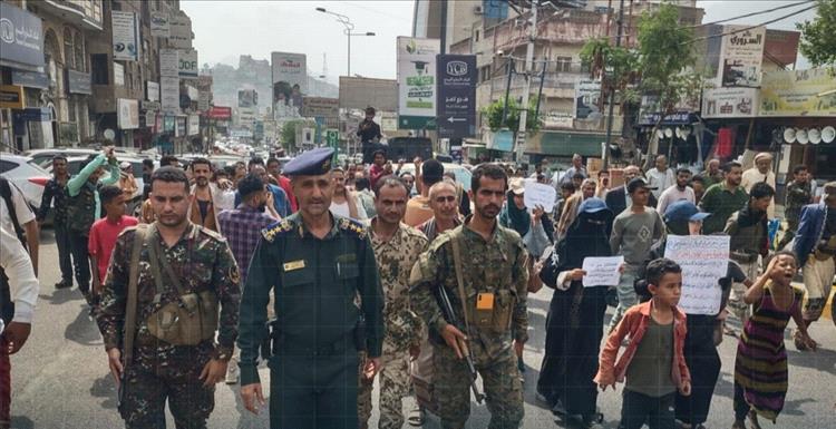 أجهزة الأمن في تعز تتصدر المشهد لحماية المحتجين المطالبين بالخدمات الأساسية