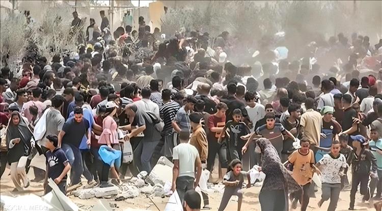 مأساة الجوع في غزة.. انقلاب شاحنة مساعدات يودي بحياة 20 شخصًا ويصيب العشرات