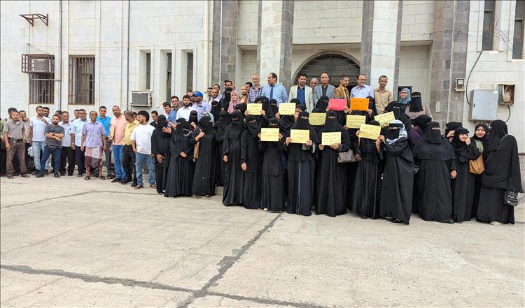 قضاة وموظفو السلطة القضائية في عدن ينفذون وقفة احتجاجية ويواصلون إضرابهم للأسبوع الثالث