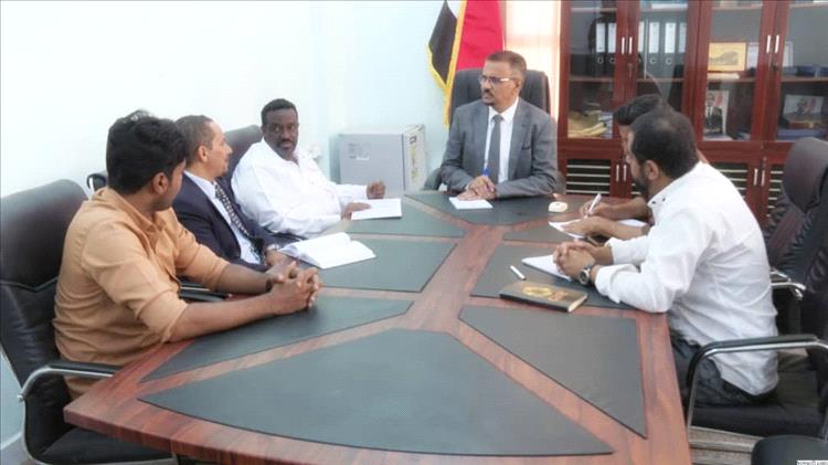 أمين عام حضرموت يطلع على مشاريع منظمة كير الدولية ويؤكد على التنسيق والتدقيق في اختيار المستفيدين