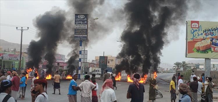 مصادمات بين قوات أمنية وعسكرية ومحتجين في تريم.. وسقوط مصابين  خلال إعادة فتح طريق رئيسية